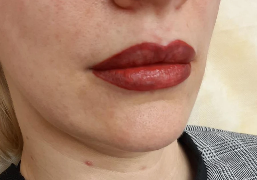 Micropigmentación de labios, técnica Full Lips con efecto espejado