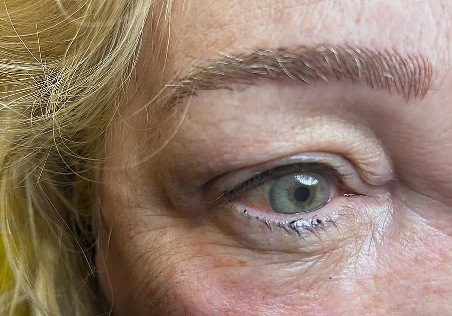Microblading de cejas y delineado de párpado superior